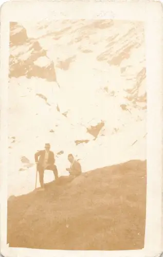 A628 Echt Foto Sepia Bergsteiger entspannen auf Klippe Vintage Postkarte