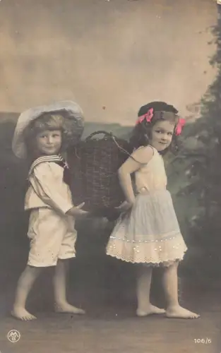 A630 Kinder 1910 Mädchen und Junge in Matrosenkostüm Pflegekorb Postkarte