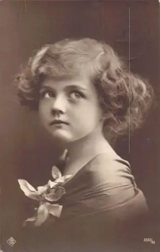 A628 Echt Foto 1913 Schönes Mädchen mit großen Augen schaut weg Blumen Postkarte