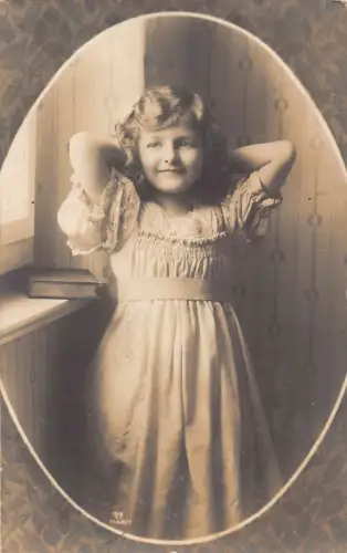 A628 Echt Foto Passepartout 1911 Mädchen posiert am Fenster Buch Kleid Postkarte