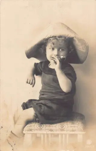 A630 Foto echter kleiner Junge mit großem Hut raucht Pfeife Postkarte