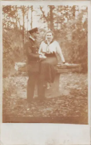 A631 Echt Foto 1916 Paar Soldat Frau auf Bank Wald Liebe Romantik Postkarte