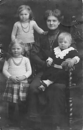 A631 Echt Foto 1915 Mutter ihr Sohn und zwei Töchter Perlenkette Postkarte