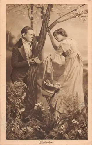 A631 Liebesroman 1921 Paar flirtet Gänseblümchen Blumen im Hut Liebeslenz Postkarte