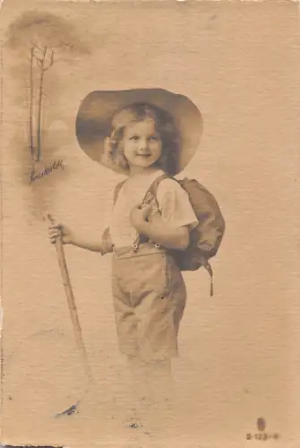 A630 Reise 1911 Mädchen mit Stockstock und Rucksack großer Hut Baum Postkarte