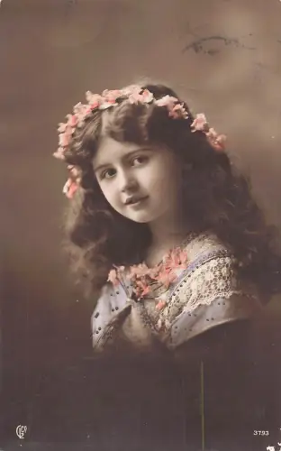 A630 Niedlichkeit 1913 Mädchen mit buntem Kleid Blumenkrone RPPC Postkarte