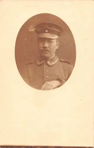 A631 Passepartout 1916 Oberrang Infanterie Soldat mit Brille RPPC Postkarte