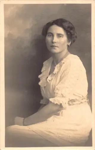 A631 Mode 1918 Reife Frau im weißen detaillierten Kleid Postkarte