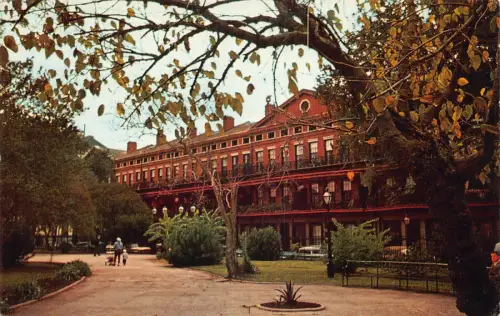 B021 US Pontalba Apartments Flanking Jackson Square Vintage Postkarte