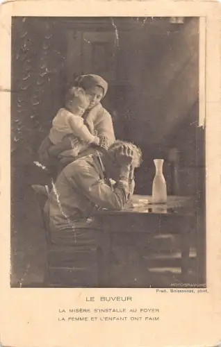 B025 Fotomontage Le Buveur Arme Familie Mutter und Sohn Trauriger Vater Postkarte