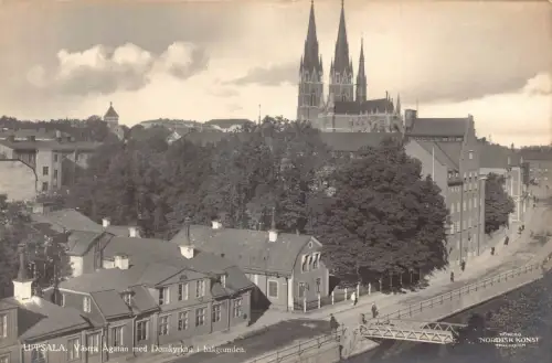 A644 Schweden Uppsala Vastra Agatan med Domkyrkan i bakgrunden Kirche Postkarte