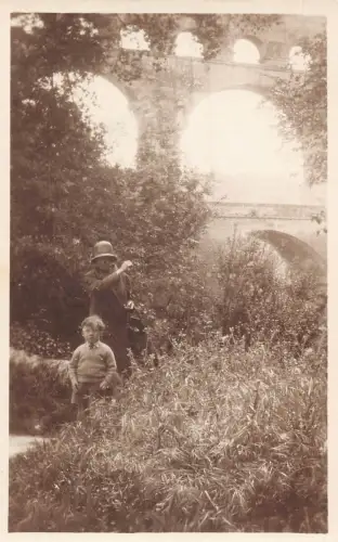 A645 Frankreich Pont du Gard Aquädukt Mutter Junge RPPC Vintage Postkarte