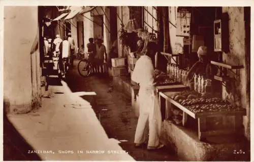 B441 Tansania Sansibar Geschäfte in schmaler Straße Eingeborene Fahrräder RPPC Postkarte