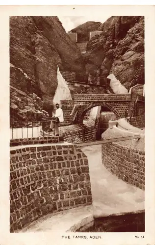 B444 Yemen Aden The Tanks RPPC Vintage Postkarte