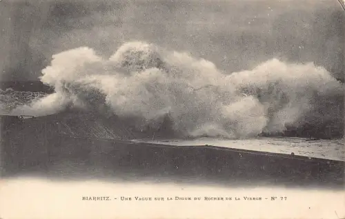 A682 Frankreich Biarritz Une Vague sur la Digue Rocher de Vierge Wellen Postkarte