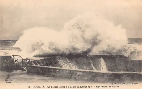 A682 Frankreich Biarritz Paquet de mer a Digue Rocher Vierge Wellen Meer Postkarte