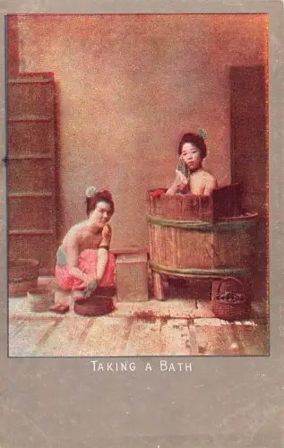 A689 Japan Geishas nehmen ein Bad Vintage Postkarte