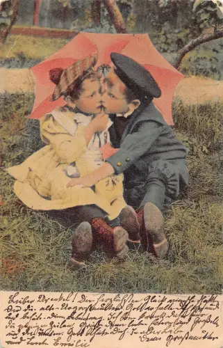 A688 Liebesroman 1902 Kinder küssen sich im Gras unter Regenschirm Postkarte