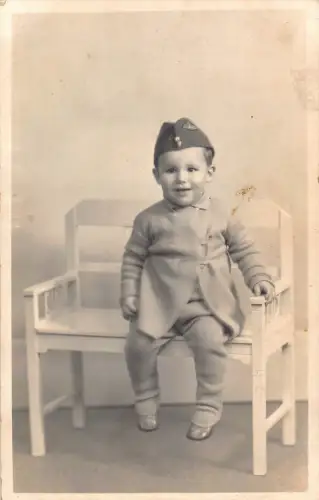 A688 Echt Foto Baby Junge verkleidet als Soldat auf Bank Paignton Studio Postkarte