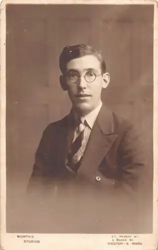 A688 Echt Foto Student mit runder Brille Anzug und Krawatte Worth's Studio Postkarte