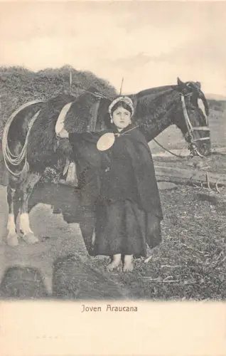A689 Argentinien ethnisches barfüßiges einheimisches Mädchen in der Nähe von Pferd Joven Araucana Postkarte