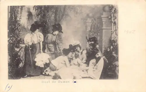 L473 Glamour Nude Risque Duel de Dames 1902 Vintage Postkarte