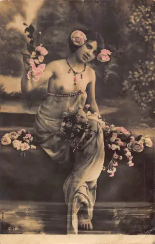 B450 Risque RPPC Semi Nude Girl posiert um Rose Flowers Postkarte