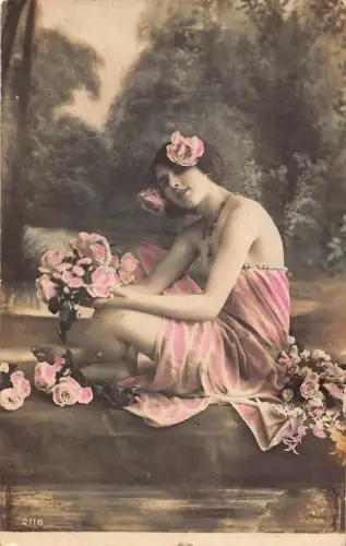 B450 Risque RPPC Semi Nude Girl around Roses Flowers Postkarte