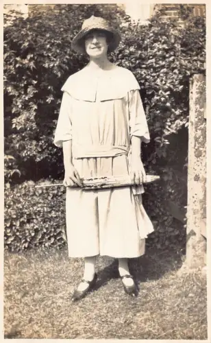 A700 Echt Foto lächelnde Frau im großen Kleid mit Schirm Vintage Postkarte