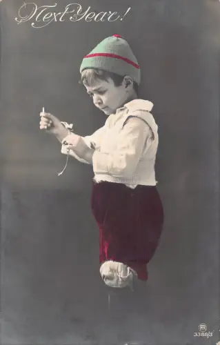 A699 Comic Humor 1913 nächstes Jahr! Junge reißt Gänseblümchen Blütenblätter Vintage Postkarte