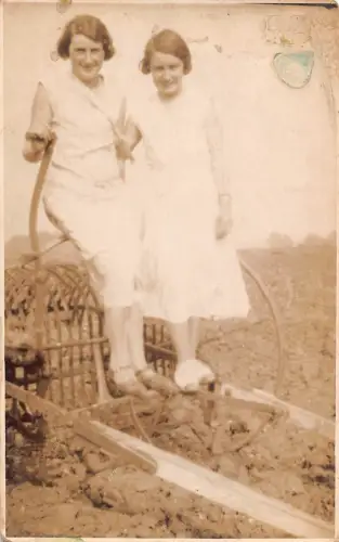 A699 Echt Foto Vandyke Studios Schwestern posieren auf Pflug Postkarte