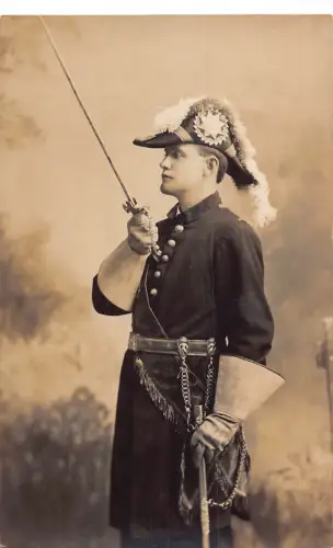 A699 Militäruniform französischer Soldat mit Schwertfedermütze RPPC Postkarte