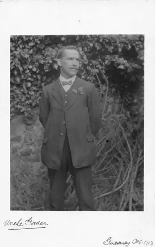 A699 Echt Foto Onkel Gordon im Anzug in Guernsey Okt 1913 Vintage Postkarte
