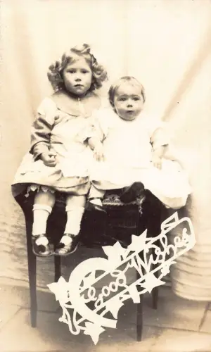 A699 Gute Wünsche 1913 Schwestern posieren auf Stuhl Hufeisen Blätter RPPC Postkarte