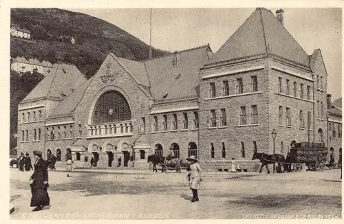 A751 Norwegen Bergen Jernbanestationen Bahnhof Waggon Vintage Postkarte