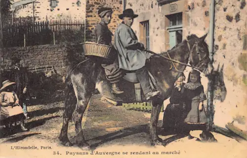 L482 Frankreich Bauern der Auvergne gehen zum Markt alte Postkarte