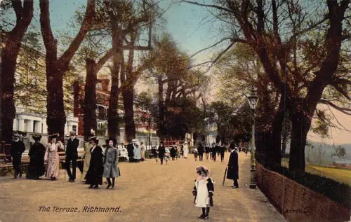 L241 England Die Terrasse Richmond Leute gehen spazieren Vintage Postkarte