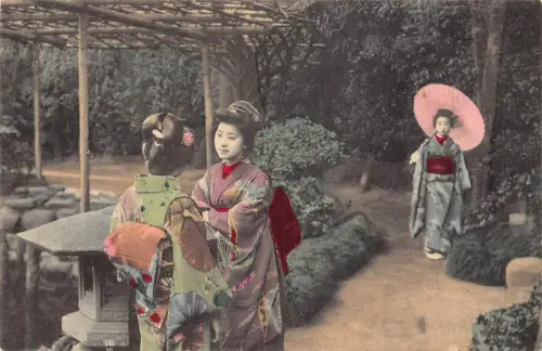 B489 Japan Geishas sprechen im Garten ethnische Vintage Postkarte