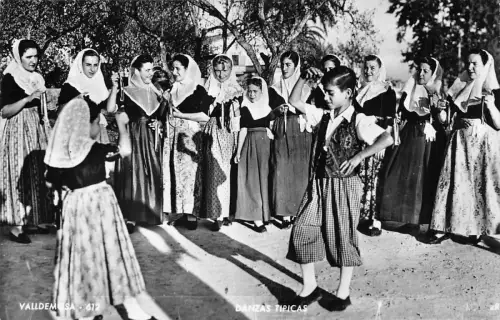B067 Spanien 1960 Valldemosa typische Tänze Junge und Mädchen ethnisch RPPC Postkarte