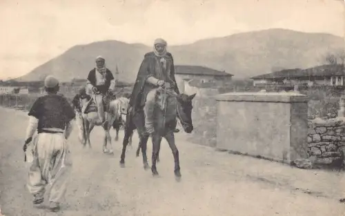 B059 Albanien typisch albanische Figuren Männer reiten Pferde Skutari Shkodra AK