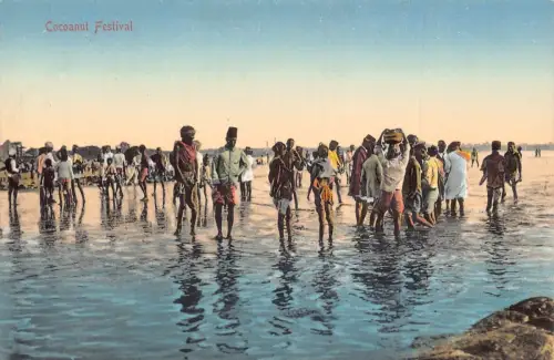 A007 Indien Kokosnussfest Männer im Meer ethnische Rituale Vintage Postkarte