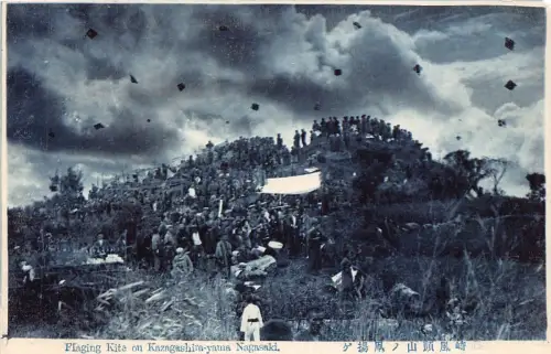 L269 Japan Flaggendrachen auf Kazagashira-Yama Nagasaki Vintage Postkarte