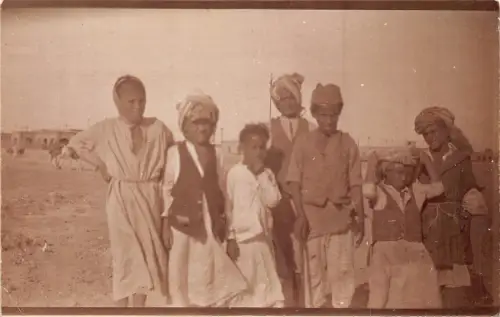 B078 Irak Ureinwohner Jungen und Mädchen Gruppe Rohrstock Stock Turbane RPPC Postkarte