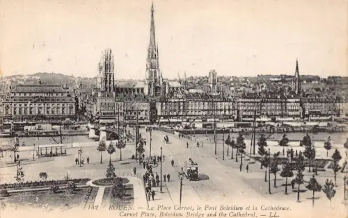 A823 Frankreich Rouen Carnot Place Boieldieu Brücke und Kathedrale Straßenbahn Postkarte