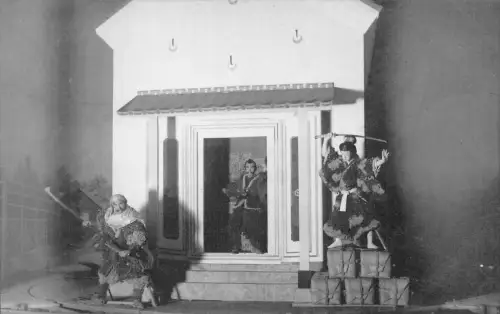 L275 Japan Samurais kämpfen vor Haus Skulpturen RPPC Postkarte