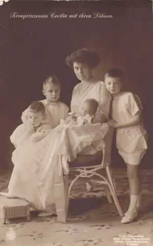 A019 Deutschland Kronprinzessin Cecilie mit Ihren Soehnen Königtum Geschichte AK