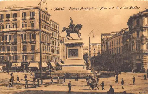 A018 Italien Piazza Municipio col Mon a VE Via Medina Statue Vintage Postkarte