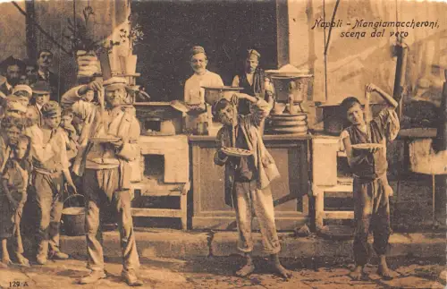 A015 Italien Neapel Napoli Mangiamaccheroni scena dal vero Jungen essen Postkarte