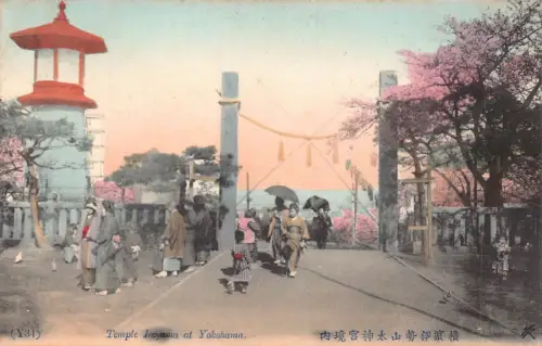 L274 Japan Tempel Iseyama bei Yokohama Menschen im Kimono Regenschirm Vintage Postkarte
