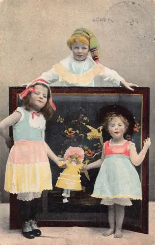 L126 Grüße 1910 Kinder Puppe posiert Vintage Postkarte